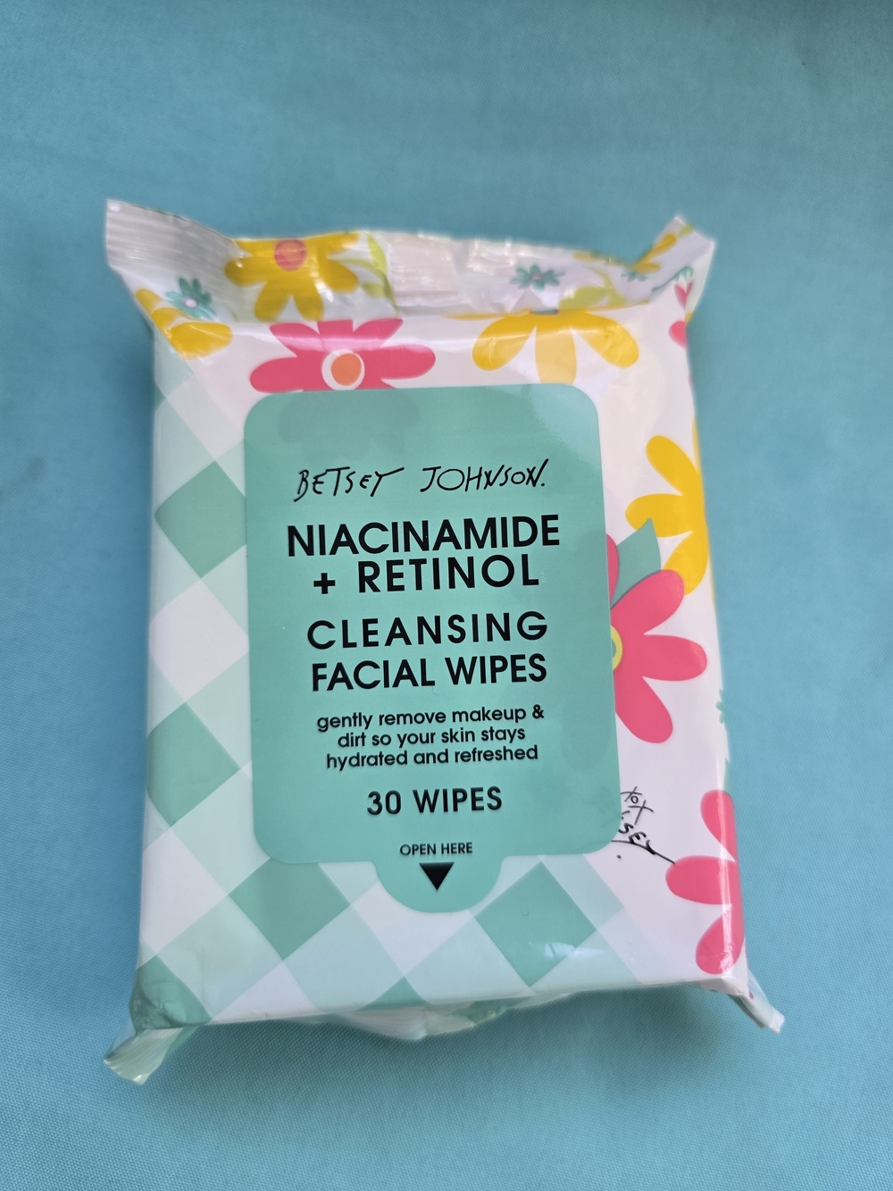 Betsey Johnson Cleansing Wipes Pack, Ouasi Face Mask, 2 Sets Hair Clips - Picture 3 of 8